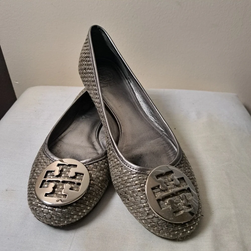 Tory Burch Reva Ballet Flats‎ Woven Metallic Pewter Silver Logo Medallion Shoes